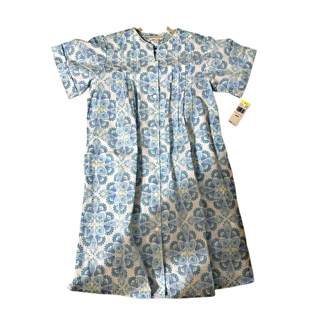 NWT Miss Elaine blue and white floral nightgown / long sleep shirt Size Medium.